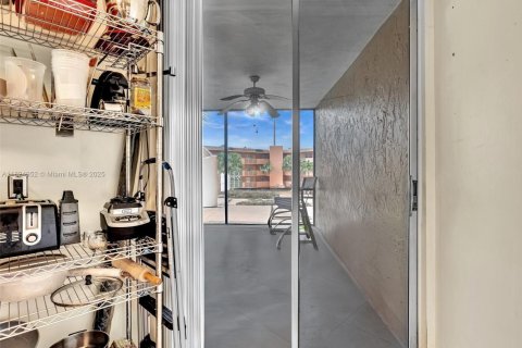 Condo in Sunrise, Florida, 1 bedroom  № 1790462 - photo 9