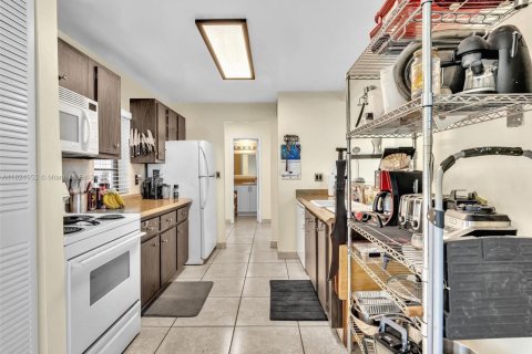 Condo in Sunrise, Florida, 1 bedroom  № 1790462 - photo 11
