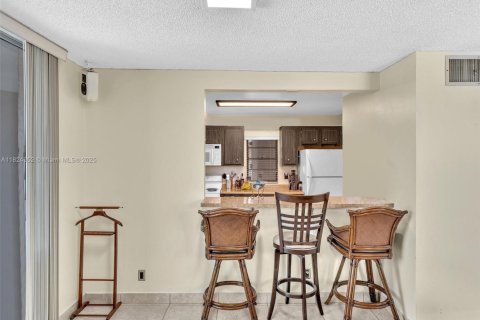 Condo in Sunrise, Florida, 1 bedroom  № 1790462 - photo 5