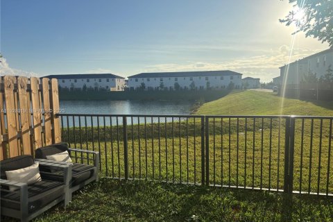 Снять в аренду таунхаус в Хомстед, Флорида 3 спальни, 134.06м2, № 1986800 - фото 2