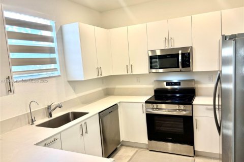 Снять в аренду таунхаус в Хомстед, Флорида 3 спальни, 134.06м2, № 1986800 - фото 3