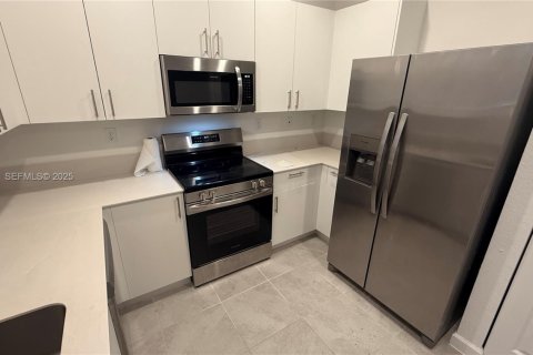 Снять в аренду таунхаус в Хомстед, Флорида 3 спальни, 134.06м2, № 1986800 - фото 9