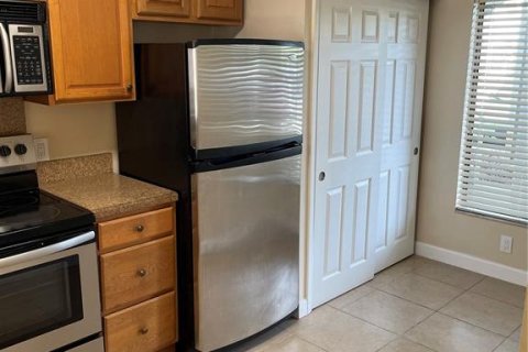 Condo in Orlando, Florida, 2 bedrooms № 2200728 - photo 4
