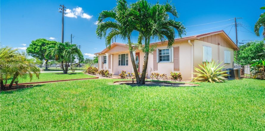 Casa en Miami Gardens, Florida 3 dormitorios, 95.69 m2 № 2027860