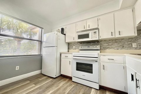 Condo in Orlando, Florida, 2 bedrooms № 2216837 - photo 2
