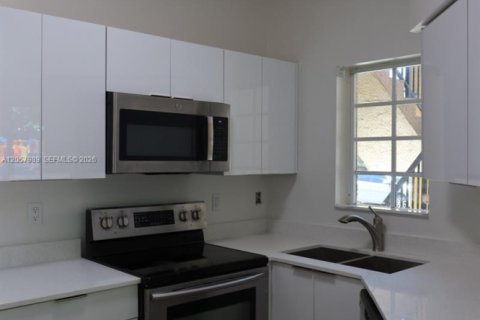 Copropriété à vendre à Hialeah, Floride: 2 chambres, 88.91 m2 № 2244708 - photo 4