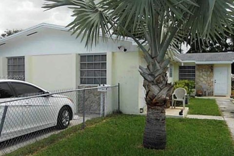 Propiedad comercial en venta en Miami, Florida, 233.28 m2 № 1984540 - foto 1