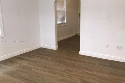 Propiedad comercial en venta en Miami, Florida, 151.99 m2 № 1950689 - foto 9