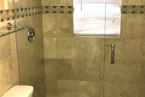 Propiedad comercial en venta en Miami, Florida, 151.99 m2 № 1950689 - foto 14