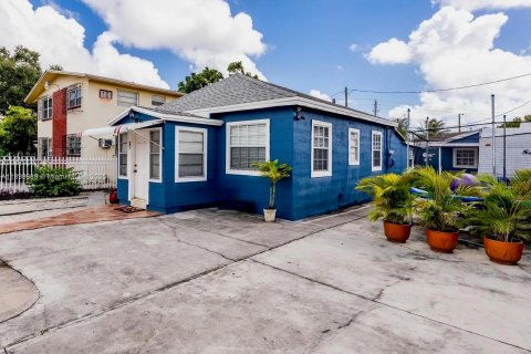 Propiedad comercial en venta en Miami, Florida, 151.99 m2 № 1950689 - foto 1