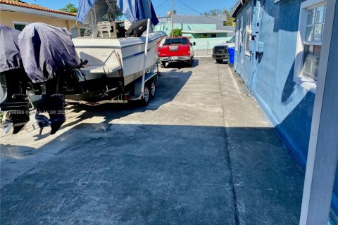 Propiedad comercial en venta en Miami, Florida, 151.99 m2 № 1950689 - foto 11