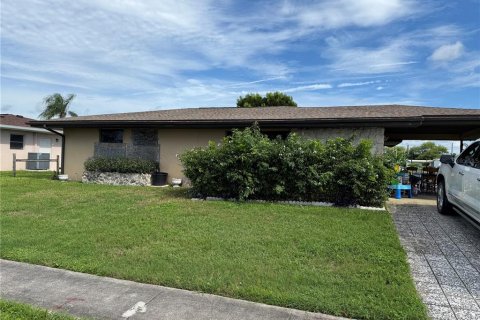 House in Port Charlotte, Florida 3 bedrooms, 118.73 sq.m. № 1903575 - photo 1