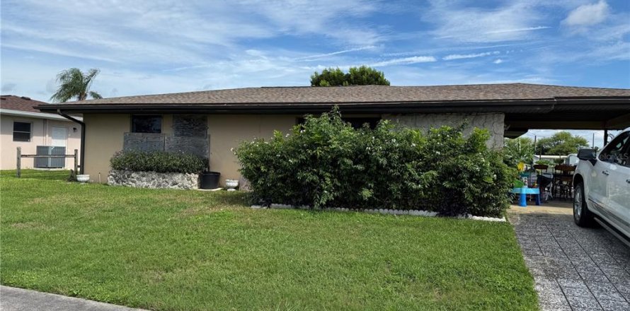House in Port Charlotte, Florida 3 bedrooms, 118.73 sq.m. № 1903575