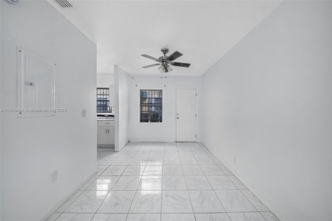 Condo in Miami Beach, Florida, 2 bedrooms  № 1964492 - photo 9