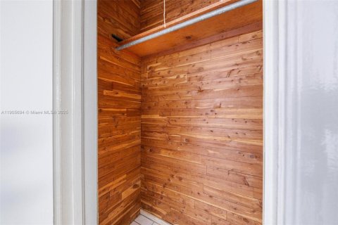 Condo in Miami Beach, Florida, 2 bedrooms  № 1964492 - photo 17