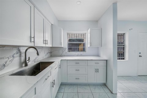 Condo in Miami Beach, Florida, 2 bedrooms  № 1964492 - photo 13