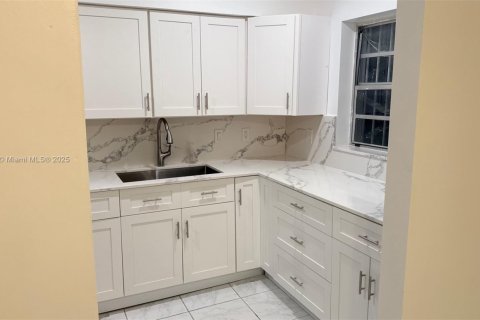 Condo in Miami Beach, Florida, 2 bedrooms  № 1964492 - photo 2