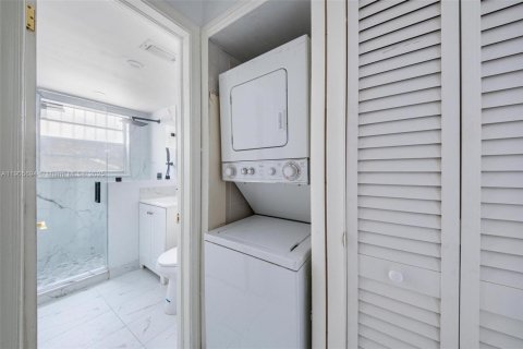 Condo in Miami Beach, Florida, 2 bedrooms  № 1964492 - photo 14