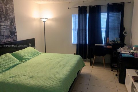 Condo in Hialeah, Florida, 2 bedrooms  № 1776150 - photo 8