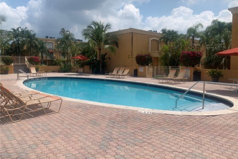 Condo in Hialeah, Florida, 2 bedrooms  № 1776150 - photo 12
