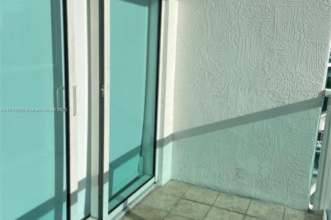 Condo in Miami, Florida, 1 bedroom  № 1970121 - photo 4