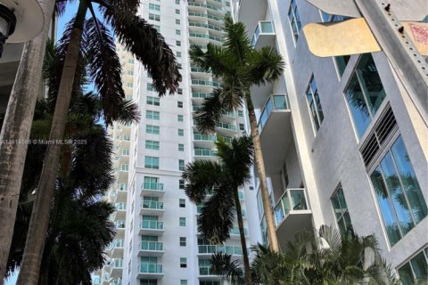 Condo in Miami, Florida, 1 bedroom  № 1970121 - photo 2