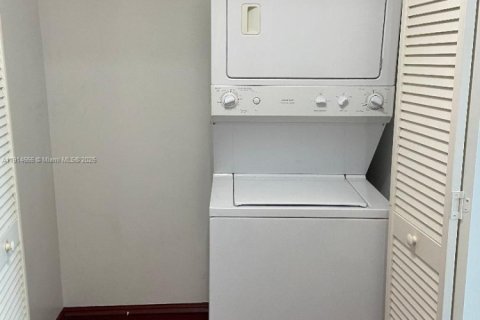 Condo in Miami, Florida, 1 bedroom  № 1970121 - photo 17