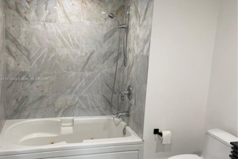 Condo in Miami, Florida, 1 bedroom  № 1970121 - photo 13