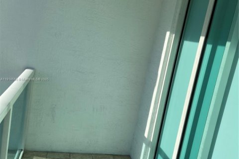 Condo in Miami, Florida, 1 bedroom  № 1970121 - photo 5