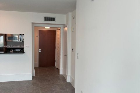 Condo in Miami, Florida, 1 bedroom  № 1970121 - photo 8