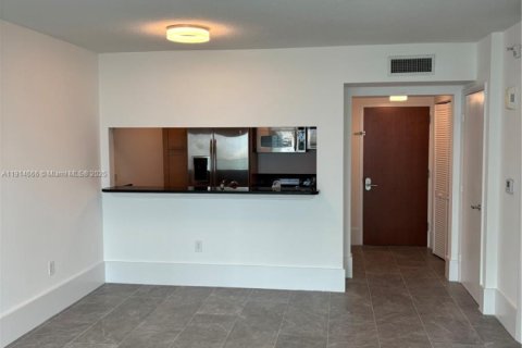 Condo in Miami, Florida, 1 bedroom  № 1970121 - photo 7