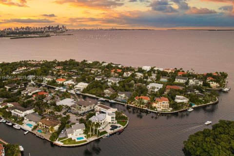 House in Coral Gables, Florida 6 bedrooms, 504.55 sq.m. № 1999102 - photo 25