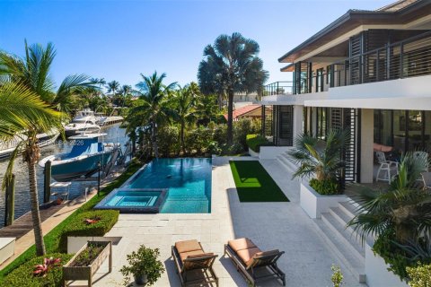 House in Coral Gables, Florida 6 bedrooms, 504.55 sq.m. № 1999102 - photo 18