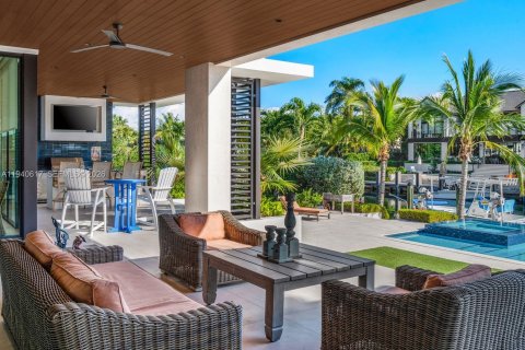 House in Coral Gables, Florida 6 bedrooms, 504.55 sq.m. № 1999102 - photo 15