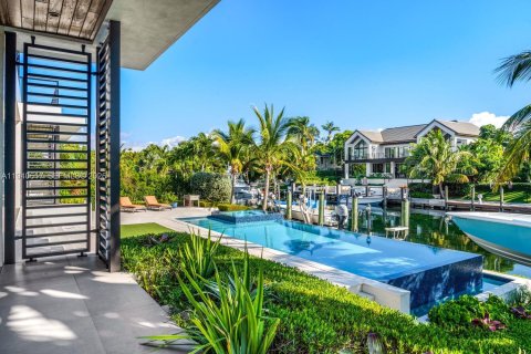 House in Coral Gables, Florida 6 bedrooms, 504.55 sq.m. № 1999102 - photo 17