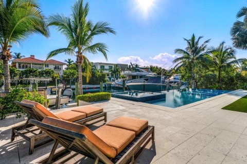 House in Coral Gables, Florida 6 bedrooms, 504.55 sq.m. № 1999102 - photo 19