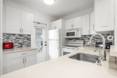 Condo in Lauderdale Lakes, Florida, 2 bedrooms  № 1781569 - photo 2