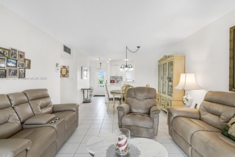 Condo in Lauderdale Lakes, Florida, 2 bedrooms  № 1781569 - photo 10