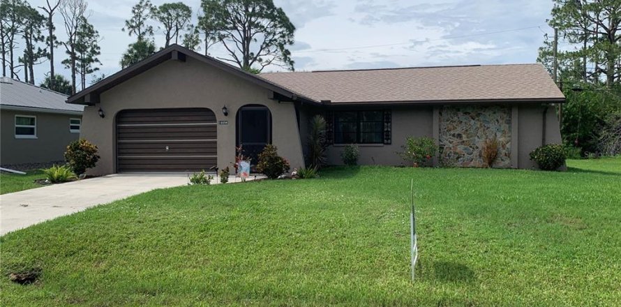 House in Port Charlotte, Florida 2 bedrooms, 88.07 sq.m. № 2204493