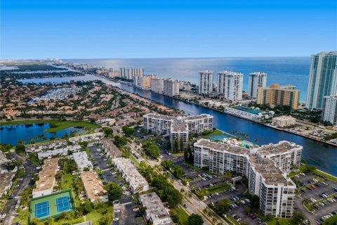 Condominio en venta en Hallandale Beach, Florida, 2 dormitorios № 1889593 - foto 27