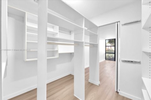 Condominio en venta en Hallandale Beach, Florida, 2 dormitorios № 1889593 - foto 19