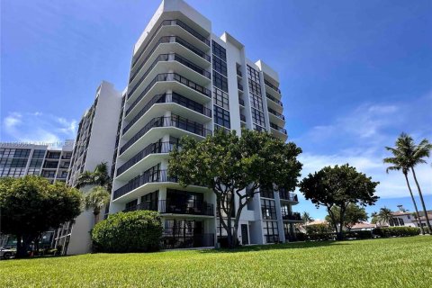Condominio en venta en Hallandale Beach, Florida, 2 dormitorios № 1889593 - foto 25