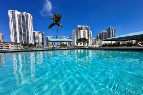 Condominio en venta en Hallandale Beach, Florida, 2 dormitorios № 1889593 - foto 8