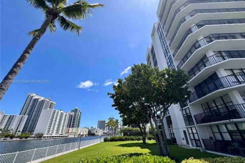 Condominio en venta en Hallandale Beach, Florida, 2 dormitorios № 1889593 - foto 10