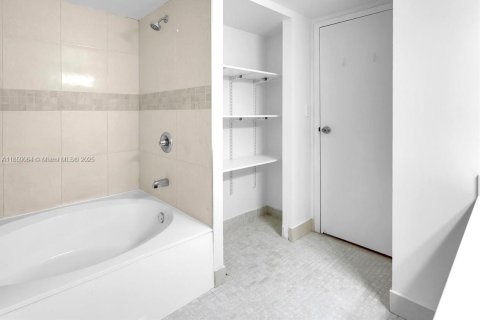 Condominio en venta en Hallandale Beach, Florida, 2 dormitorios № 1889593 - foto 22