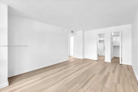 Condominio en venta en Hallandale Beach, Florida, 2 dormitorios № 1889593 - foto 18