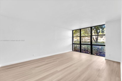 Condominio en venta en Hallandale Beach, Florida, 2 dormitorios № 1889593 - foto 16