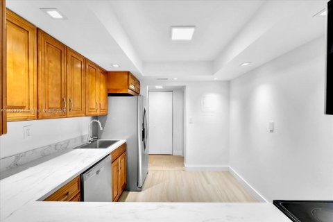 Condominio en venta en Hallandale Beach, Florida, 2 dormitorios № 1889593 - foto 11