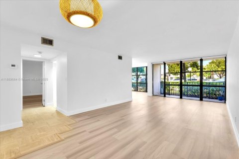 Condominio en venta en Hallandale Beach, Florida, 2 dormitorios № 1889593 - foto 12
