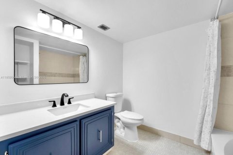 Condominio en venta en Hallandale Beach, Florida, 2 dormitorios № 1889593 - foto 21